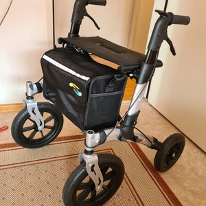 Rollator Helavo H1140 mit pannensicheren Vollgummireifen