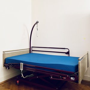 Lit médicalisé avec matelas